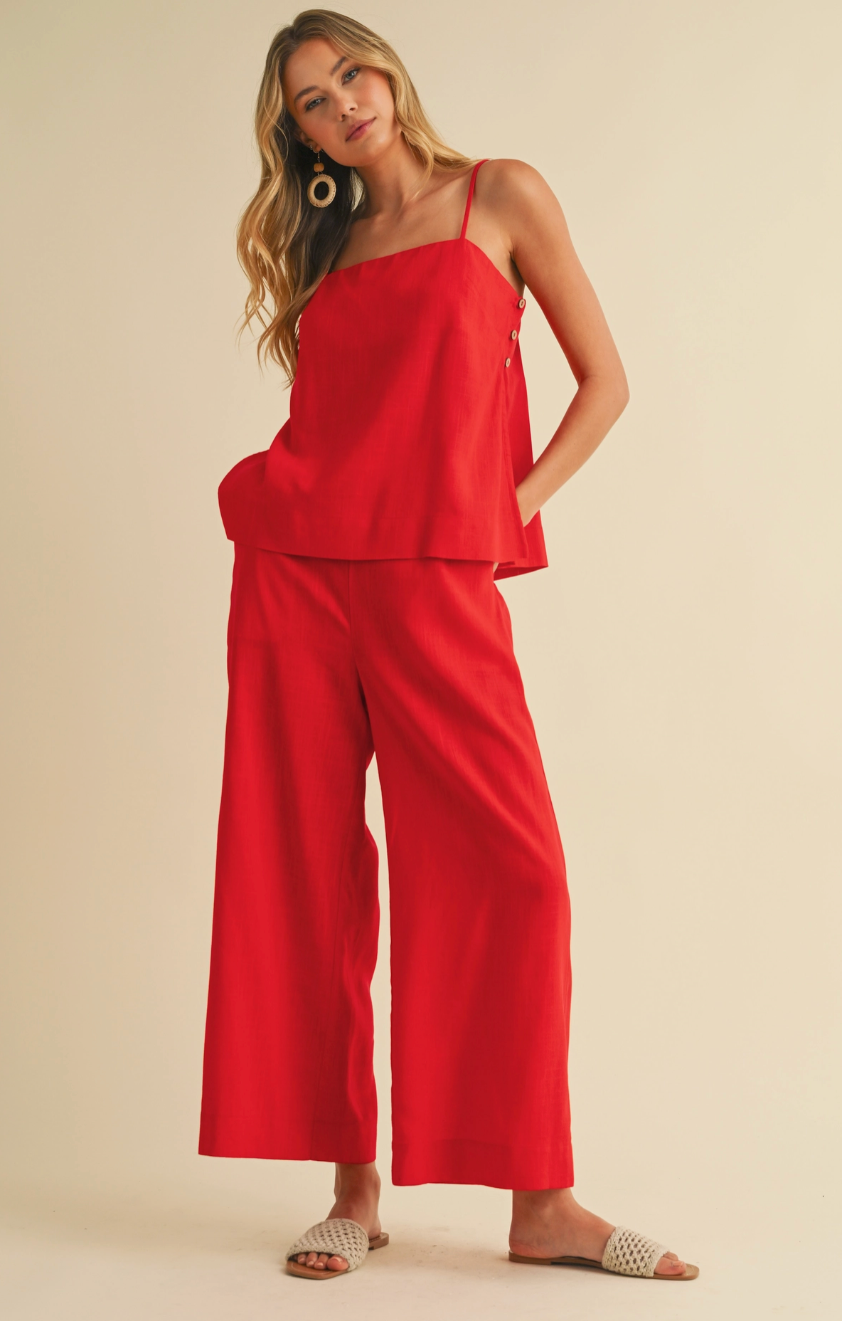 Luxe Lounge in Red