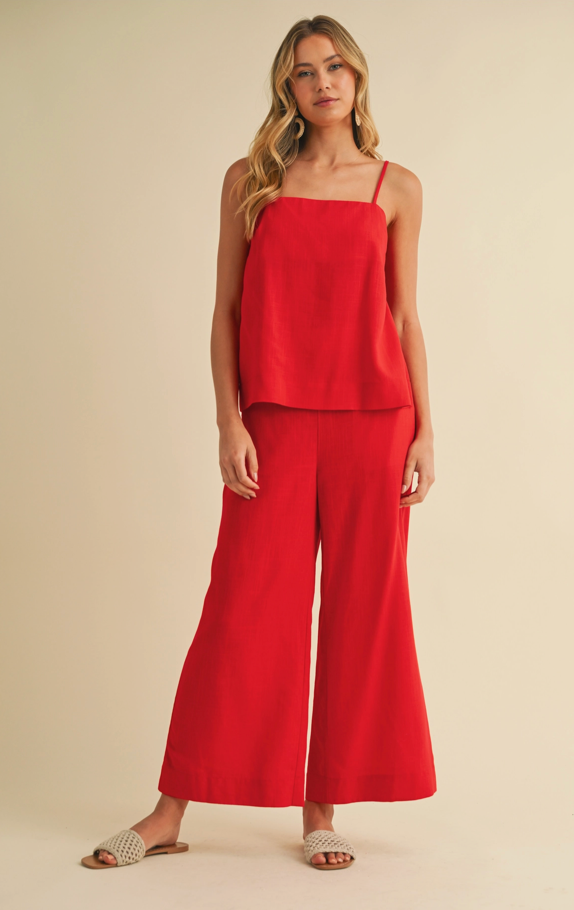 Luxe Lounge in Red