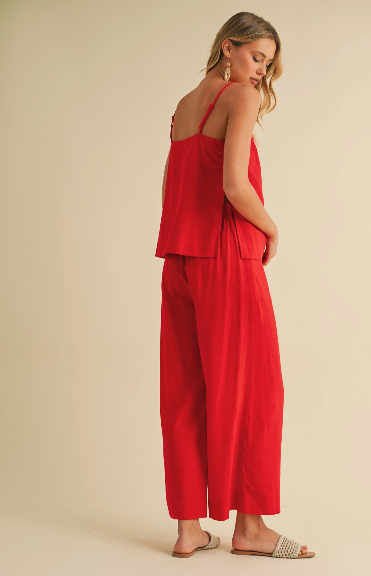 Luxe Lounge in Red