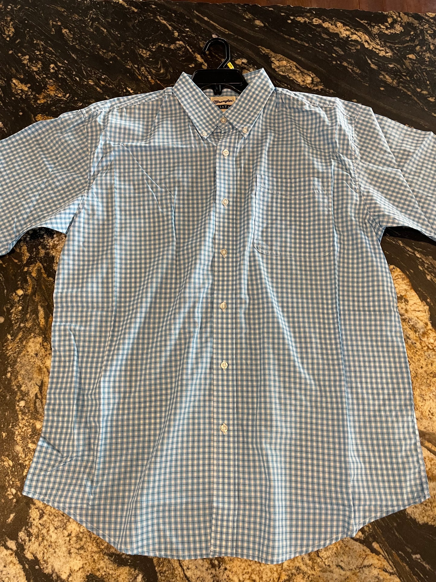 WRANGLER AUTHENTICS MEN'S SHORT SLEEVE CLASSIC PLAID SHIRT - BLUE/WHITE