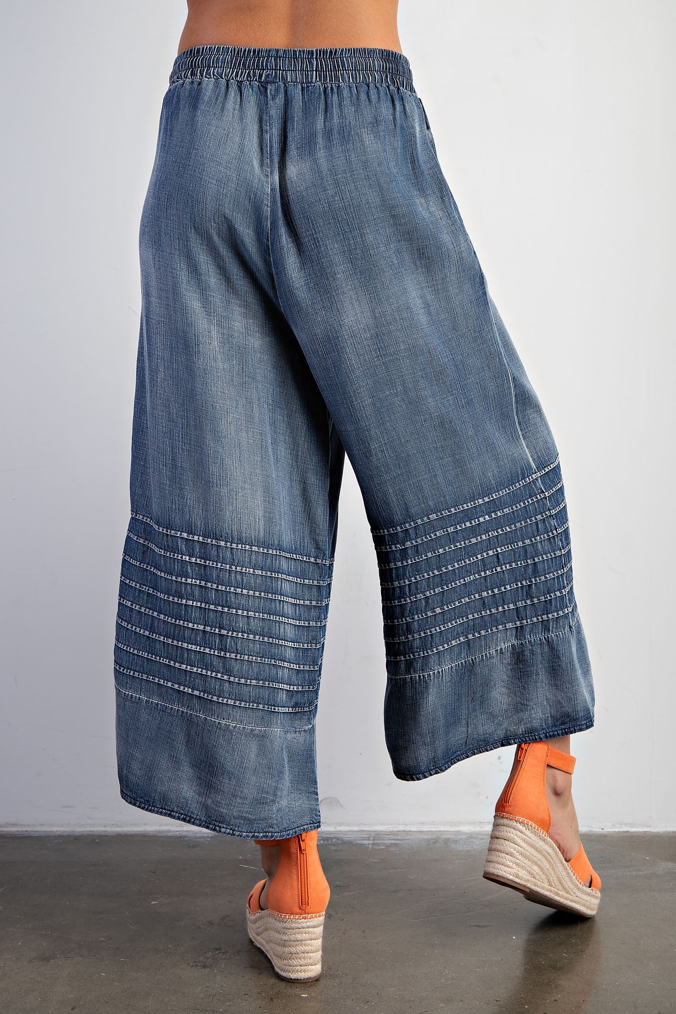 MINERAL WASHED CHAMBRAY WIDE LEG CROPPED PANTS