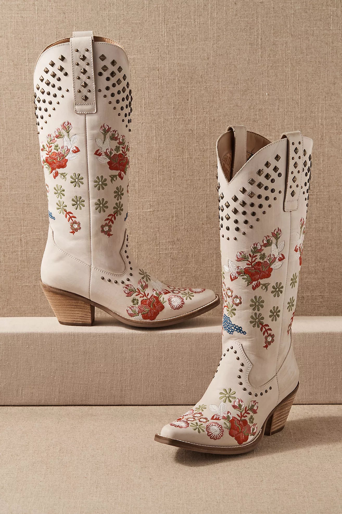 WOMEN'S POPPY WHITE STUDDED FLORAL EMBROIDERED SNIP TOE